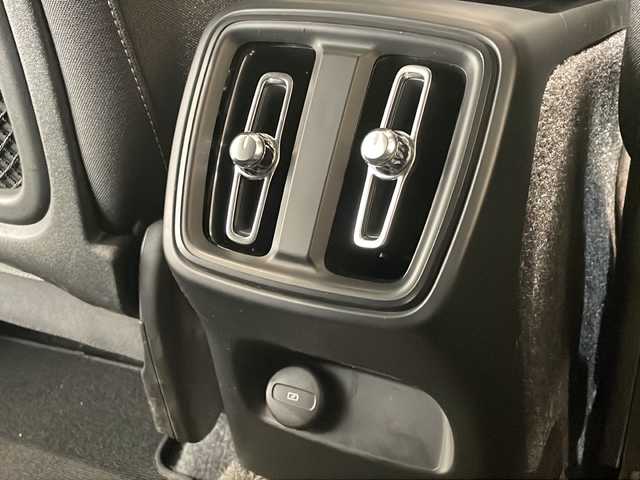 ボルボ ＸＣ４０ B4 モメンタム 新潟県 2021(令3)年 3.7万km グレー チルトアップ機構付き電動パノラマガラスサンルーフ/クライメートパッケージ/-シートヒーター/-ステアリングヒーター/インテリセーフ/-アダプティブクルーズコントロール/-レーンキープアシスト/-ブラインドスポットアシスト/-クロストラフィックアシスト/-コーナリングライト/-360°カメラ/純正HDDナビ/ETC/ドライブレコーダー/パワーバックドア/メモリ付きパワーシート/純正18インチアルミホイール/LEDヘッドライト/オートブレーキホールド/スマートキー