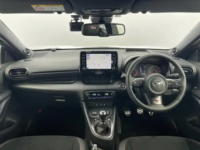 トヨタ ＧＲヤリス 富山県 2020(令2)年 0.8万km プラチナホワイトパールマイカ 4WD/純正ナビ（AM/FM/USB/BT）/フルセグTV/バックカメラ/ヘッドアップディスプレイ/トヨタセーフティセンス/レーダークルーズコントロール/プリクラッシュセーフティ/レーンキープアシスト/ロードサインアシスト/ブラインドスポットモニター/アダプティブハイビーム/LEDヘッドライト/ハーフレザーシート/前席シートヒーター/ビルトインETC2.0/ドライブレコーダー前後/純正18インチAW/スマートキー/プッシュスタート/GRフロアマット/アイドリングストップ