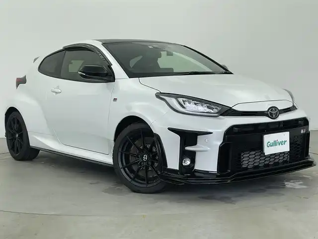 トヨタ ＧＲヤリス 富山県 2020(令2)年 0.8万km プラチナホワイトパールマイカ 4WD/純正ナビ（AM/FM/USB/BT）/フルセグTV/バックカメラ/ヘッドアップディスプレイ/トヨタセーフティセンス/レーダークルーズコントロール/プリクラッシュセーフティ/レーンキープアシスト/ロードサインアシスト/ブラインドスポットモニター/アダプティブハイビーム/LEDヘッドライト/ハーフレザーシート/前席シートヒーター/ビルトインETC2.0/ドライブレコーダー前後/純正18インチAW/スマートキー/プッシュスタート/GRフロアマット/アイドリングストップ