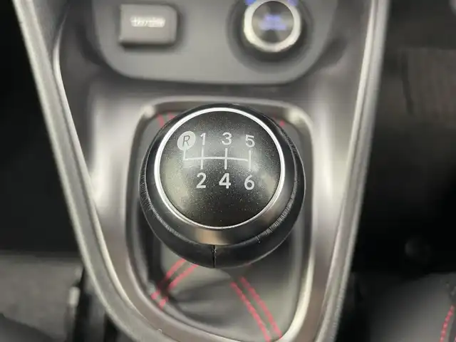 トヨタ ＧＲヤリス 富山県 2020(令2)年 0.8万km プラチナホワイトパールマイカ 4WD/純正ナビ（AM/FM/USB/BT）/フルセグTV/バックカメラ/ヘッドアップディスプレイ/トヨタセーフティセンス/レーダークルーズコントロール/プリクラッシュセーフティ/レーンキープアシスト/ロードサインアシスト/ブラインドスポットモニター/アダプティブハイビーム/LEDヘッドライト/ハーフレザーシート/前席シートヒーター/ビルトインETC2.0/ドライブレコーダー前後/純正18インチAW/スマートキー/プッシュスタート/GRフロアマット/アイドリングストップ