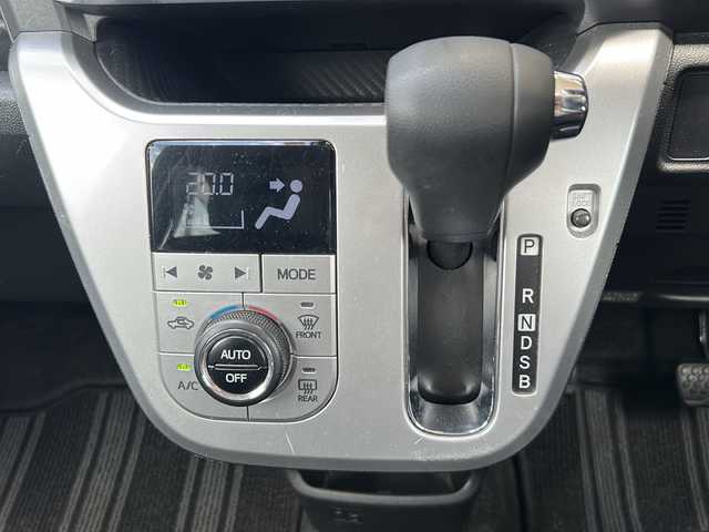 ダイハツ キャスト アクティバ X SAⅢ 静岡県 2018(平30)年 6.7万km ファイアークォーツレッドM 純正ナビ/・CD/DVD/・FM/AM/・Bluetooth/・フルセグTV/主要装備/・バックカメラ/・ＥＴＣ/・オートハイビーム/・アイドリングストップ/・ステアリングスイッチ/・スマートキー/・横滑り防止装置/・スマートアシストIII/・純正フロアマット/・オートエアコン/・ハロゲンヘッドライト/・純正ホイールキャップ
