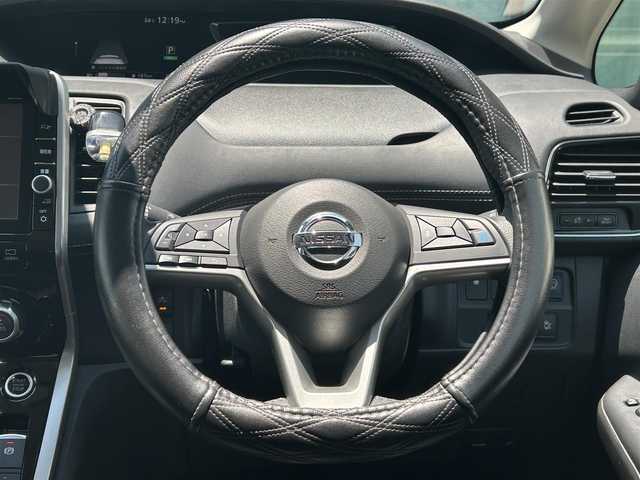 日産 セレナ ハイウェイスター Vセレクション 香川県 2017(平29)年 2.9万km マルーンレッド 2トーン フリップダウンモニター/アラウンドビューモニター/エマージェンシーブレーキ/インテリジェントルームミラー/LEDヘッドライト/プロパイロット/フルセグTV/両側パワースライドドア/オートブレーキホールド/コーナーセンサー/ステアリングスイッチ/アイドリングストップ/バイザー/純正フロアマット/プッシュスタート/横滑り防止装置/ドライブレコダー/ETC/スマートキー