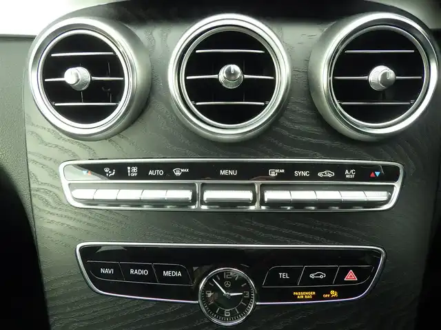 メルセデス・ベンツ Ｃ２２０ｄ アバンギャルド　AMGライン 千葉県 2019(令1)年 4.9万km ポーラホワイト アクティブブレーキアシスト/ブラインドスポットアシスト/レーンチェンジアシスト/レーンキーピングアシスト/アテンションアシスト/ディストロニック/ブラックレザーシート/前席パワーシート/シートヒーター/純正HDDナビ/地デジTV/【Bluetooth接続】/バックカメラ/革巻きステアリング/ステアリングスイッチ/パドルシフト/ETC（2.0）/LEDヘッドライト/ウインカーミラー/パークトロニック/純正18インチアルミホイル/サイド/カーテンエアバッグ/キーレスゴー