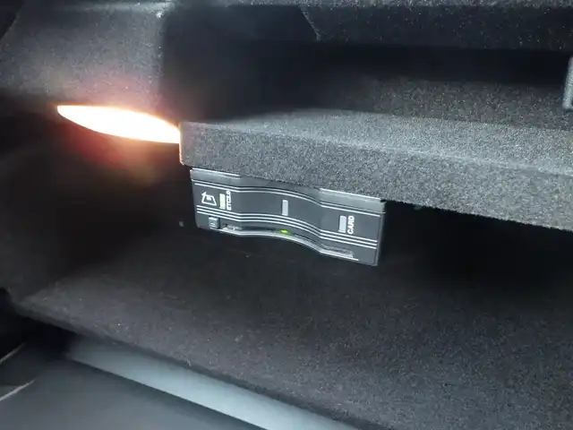 メルセデス・ベンツ Ｃ２２０ｄ アバンギャルド　AMGライン 千葉県 2019(令1)年 4.9万km ポーラホワイト アクティブブレーキアシスト/ブラインドスポットアシスト/レーンチェンジアシスト/レーンキーピングアシスト/アテンションアシスト/ディストロニック/ブラックレザーシート/前席パワーシート/シートヒーター/純正HDDナビ/地デジTV/【Bluetooth接続】/バックカメラ/革巻きステアリング/ステアリングスイッチ/パドルシフト/ETC（2.0）/LEDヘッドライト/ウインカーミラー/パークトロニック/純正18インチアルミホイル/サイド/カーテンエアバッグ/キーレスゴー