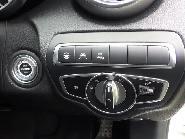 メルセデス・ベンツ Ｃ２２０ｄ アバンギャルド　AMGライン 千葉県 2019(令1)年 4.9万km ポーラホワイト アクティブブレーキアシスト/ブラインドスポットアシスト/レーンチェンジアシスト/レーンキーピングアシスト/アテンションアシスト/ディストロニック/ブラックレザーシート/前席パワーシート/シートヒーター/純正HDDナビ/地デジTV/【Bluetooth接続】/バックカメラ/革巻きステアリング/ステアリングスイッチ/パドルシフト/ETC（2.0）/LEDヘッドライト/ウインカーミラー/パークトロニック/純正18インチアルミホイル/サイド/カーテンエアバッグ/キーレスゴー