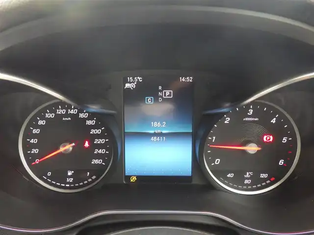 メルセデス・ベンツ Ｃ２２０ｄ アバンギャルド　AMGライン 千葉県 2019(令1)年 4.9万km ポーラホワイト アクティブブレーキアシスト/ブラインドスポットアシスト/レーンチェンジアシスト/レーンキーピングアシスト/アテンションアシスト/ディストロニック/ブラックレザーシート/前席パワーシート/シートヒーター/純正HDDナビ/地デジTV/【Bluetooth接続】/バックカメラ/革巻きステアリング/ステアリングスイッチ/パドルシフト/ETC（2.0）/LEDヘッドライト/ウインカーミラー/パークトロニック/純正18インチアルミホイル/サイド/カーテンエアバッグ/キーレスゴー
