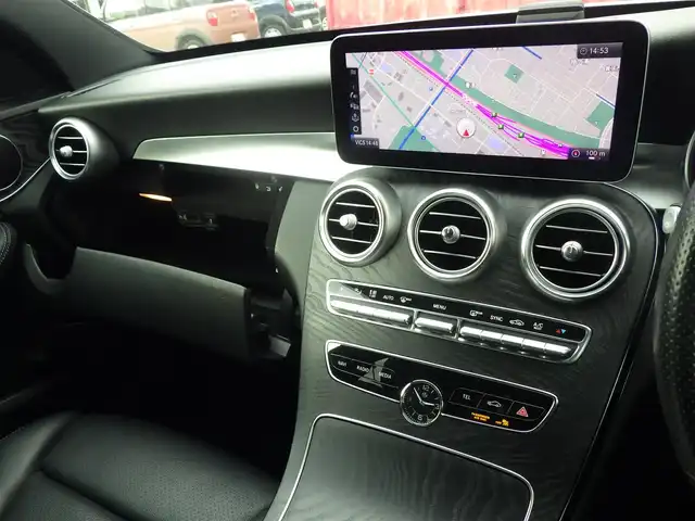 メルセデス・ベンツ Ｃ２２０ｄ アバンギャルド　AMGライン 千葉県 2019(令1)年 4.9万km ポーラホワイト アクティブブレーキアシスト/ブラインドスポットアシスト/レーンチェンジアシスト/レーンキーピングアシスト/アテンションアシスト/ディストロニック/ブラックレザーシート/前席パワーシート/シートヒーター/純正HDDナビ/地デジTV/【Bluetooth接続】/バックカメラ/革巻きステアリング/ステアリングスイッチ/パドルシフト/ETC（2.0）/LEDヘッドライト/ウインカーミラー/パークトロニック/純正18インチアルミホイル/サイド/カーテンエアバッグ/キーレスゴー
