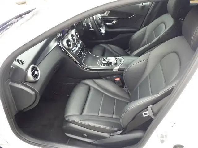 メルセデス・ベンツ Ｃ２２０ｄ アバンギャルド　AMGライン 千葉県 2019(令1)年 4.9万km ポーラホワイト アクティブブレーキアシスト/ブラインドスポットアシスト/レーンチェンジアシスト/レーンキーピングアシスト/アテンションアシスト/ディストロニック/ブラックレザーシート/前席パワーシート/シートヒーター/純正HDDナビ/地デジTV/【Bluetooth接続】/バックカメラ/革巻きステアリング/ステアリングスイッチ/パドルシフト/ETC（2.0）/LEDヘッドライト/ウインカーミラー/パークトロニック/純正18インチアルミホイル/サイド/カーテンエアバッグ/キーレスゴー