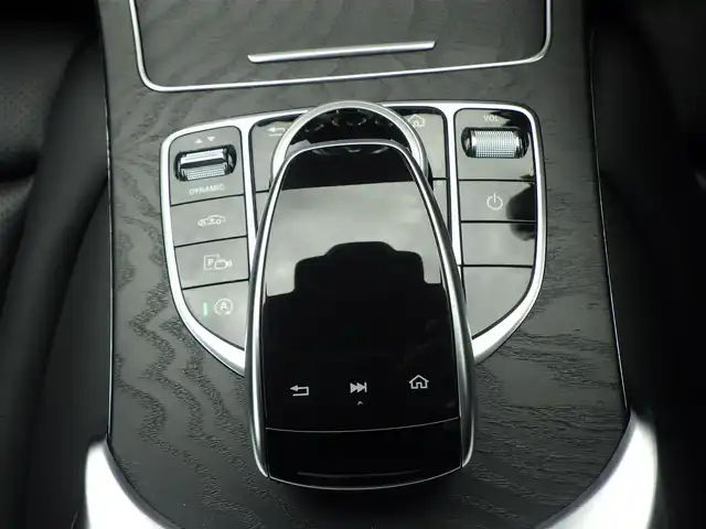 メルセデス・ベンツ Ｃ２２０ｄ アバンギャルド　AMGライン 千葉県 2019(令1)年 4.9万km ポーラホワイト アクティブブレーキアシスト/ブラインドスポットアシスト/レーンチェンジアシスト/レーンキーピングアシスト/アテンションアシスト/ディストロニック/ブラックレザーシート/前席パワーシート/シートヒーター/純正HDDナビ/地デジTV/【Bluetooth接続】/バックカメラ/革巻きステアリング/ステアリングスイッチ/パドルシフト/ETC（2.0）/LEDヘッドライト/ウインカーミラー/パークトロニック/純正18インチアルミホイル/サイド/カーテンエアバッグ/キーレスゴー