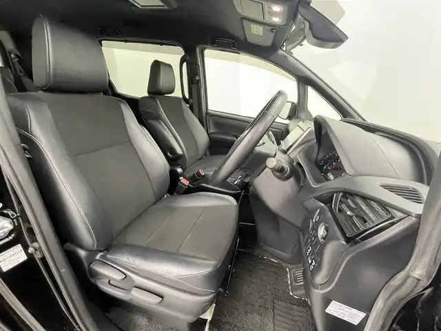 トヨタ ノア Si ダブルバイビー 熊本県 2018(平30)年 6万km ブラック 禁煙車　/ワンオーナー　/純正フリップダウンモニター　/純正ナビ（ＣＤ・ＤＶＤ・フルセグ・ＢＴ・ＳＤ・ＵＳＢ）/バックカメラ　/ビルトインＥＴＣ　/両側パワースライドドア　/前後クリアランスソナー　/衝突軽減ブレーキ/レーンキープアシスト/横滑り防止/アイドリングストップ/純正フロアマット/純正１６インチAW/オートライト/オートマチックハイビーム/フォグランプ/スマートキー/プッシュスタート/スペアキー1本/保証書/取扱説明書