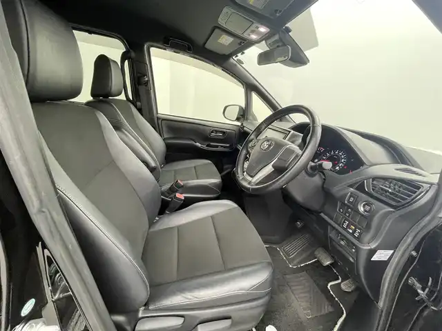 トヨタ ノア Si ダブルバイビー 熊本県 2018(平30)年 6万km ブラック 禁煙車　/ワンオーナー　/純正フリップダウンモニター　/純正ナビ（ＣＤ・ＤＶＤ・フルセグ・ＢＴ・ＳＤ・ＵＳＢ）/バックカメラ　/ビルトインＥＴＣ　/両側パワースライドドア　/前後クリアランスソナー　/衝突軽減ブレーキ/レーンキープアシスト/横滑り防止/アイドリングストップ/純正フロアマット/純正１６インチAW/オートライト/オートマチックハイビーム/フォグランプ/スマートキー/プッシュスタート/スペアキー1本/保証書/取扱説明書