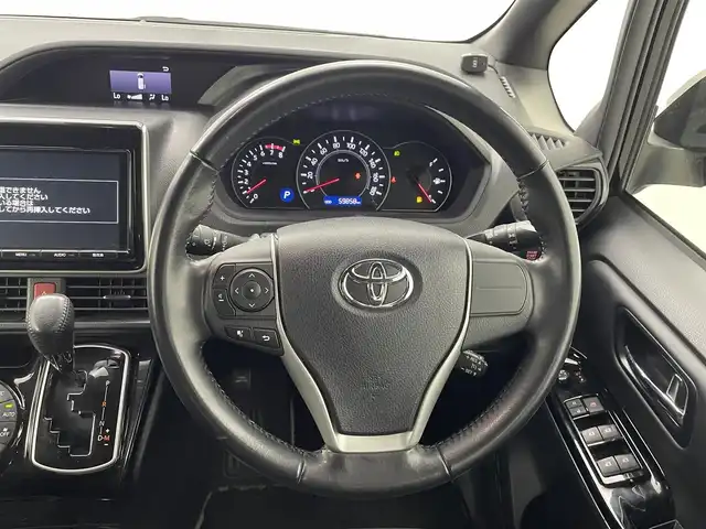 トヨタ ノア Si ダブルバイビー 熊本県 2018(平30)年 6万km ブラック 禁煙車　/ワンオーナー　/純正フリップダウンモニター　/純正ナビ（ＣＤ・ＤＶＤ・フルセグ・ＢＴ・ＳＤ・ＵＳＢ）/バックカメラ　/ビルトインＥＴＣ　/両側パワースライドドア　/前後クリアランスソナー　/衝突軽減ブレーキ/レーンキープアシスト/横滑り防止/アイドリングストップ/純正フロアマット/純正１６インチAW/オートライト/オートマチックハイビーム/フォグランプ/スマートキー/プッシュスタート/スペアキー1本/保証書/取扱説明書