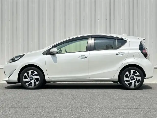 トヨタ アクア S スタイルブラック 群馬県 2021(令3)年 0.7万km ホワイトパールクリスタルシャイン 純正SDナビ/（CD/Bluetooth/SD/ワンセグ/AUX）/セーフティセンス/・プリクラッシュセーフティシステム/・レーンディパーチャーアラート/・オートマチックハイビーム/インテリジェントクリアランスソナー/全周囲カメラ/ステアリングリモコン/プッシュスタート/前後ドライブレコーダー/LEDヘッドランプ/アームレスト/純正フロアマット/ドアバイザー/スペアキー