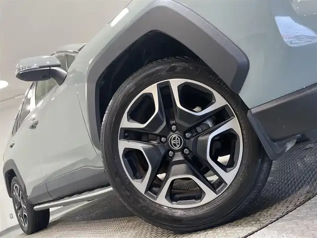 トヨタ ＲＡＶ４ アドベンチャー 愛知県 2021(令3)年 5.2万km アーバンカーキ 純正９インチディスプレイオーディオ　/（AM/FM/Bluetooth/USB/Miracast/スマホ連携/フルセグTV）/電動バックドア　/モデリスタサイドステップ　/ルーフレール　/トヨタセーフティセンス/　　-プリクラッシュセーフティ/　　-レーントレーニングアシスト/　　-レーダークルーズコントロール/　　-オートマチックハイビーム/　　-ロードサインアシスト/バックカメラ　　/ＬＥＤヘッドライト　/フォグランプ/ブラインドスポットモニター/クリアランスソナー/ダウンヒルアシストコントロール/電動パーキングブレーキ/D席パワーシート/純正フロアマット/純正19インチAW/プッシュスタート/　　-スマートキー