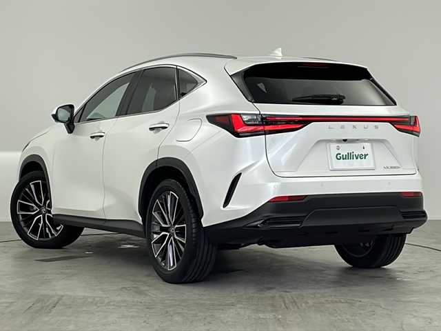 レクサス ＮＸ 350h バージョンL 愛知県 2023(令5)年 0.9万km ソニッククォーツ /パノラマルーフ//ルーフレール//14インチディスプレイオーディオ//Bluetooth//フルセグTV//カラーヘッドアップディスプレイ//タッチトレーサーオペレーション//レクサスセーフティシステムプラス/・プリクラッシュセーフティー/・交差点衝突回避支援/・緊急時操舵支援/・低速時加速抑制/・フロントクロストラフィックアラート/・全車速レーダークルーズコントロール/・発進遅れ告知機能/・アダプティブハイビーム/・BSM//パノラミックビューモニター//パーキングブレーキサポート//パドルシフト//前後ドラレコ内臓デジタルインナーミラー//前席ベンチレーションシート//全席シートヒーター//前席パワーシート//ステアリングヒーター//メモリーシート//パワーバックドア//ビルトインETC2.0//電動格納ミラー//純正20インチアルミホイール//純正LEDオートライト