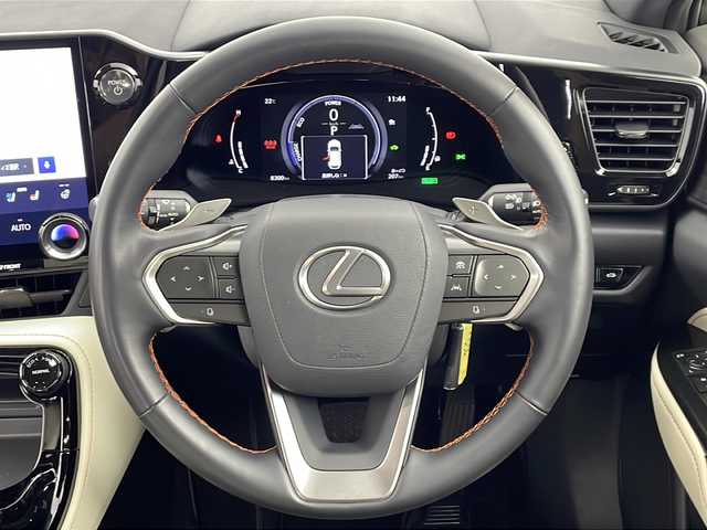 レクサス ＮＸ 350h バージョンL 愛知県 2023(令5)年 0.9万km ソニッククォーツ /パノラマルーフ//ルーフレール//14インチディスプレイオーディオ//Bluetooth//フルセグTV//カラーヘッドアップディスプレイ//タッチトレーサーオペレーション//レクサスセーフティシステムプラス/・プリクラッシュセーフティー/・交差点衝突回避支援/・緊急時操舵支援/・低速時加速抑制/・フロントクロストラフィックアラート/・全車速レーダークルーズコントロール/・発進遅れ告知機能/・アダプティブハイビーム/・BSM//パノラミックビューモニター//パーキングブレーキサポート//パドルシフト//前後ドラレコ内臓デジタルインナーミラー//前席ベンチレーションシート//全席シートヒーター//前席パワーシート//ステアリングヒーター//メモリーシート//パワーバックドア//ビルトインETC2.0//電動格納ミラー//純正20インチアルミホイール//純正LEDオートライト