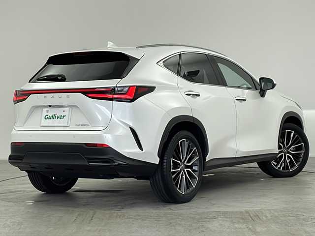 レクサス ＮＸ 350h バージョンL 愛知県 2023(令5)年 0.9万km ソニッククォーツ /パノラマルーフ//ルーフレール//14インチディスプレイオーディオ//Bluetooth//フルセグTV//カラーヘッドアップディスプレイ//タッチトレーサーオペレーション//レクサスセーフティシステムプラス/・プリクラッシュセーフティー/・交差点衝突回避支援/・緊急時操舵支援/・低速時加速抑制/・フロントクロストラフィックアラート/・全車速レーダークルーズコントロール/・発進遅れ告知機能/・アダプティブハイビーム/・BSM//パノラミックビューモニター//パーキングブレーキサポート//パドルシフト//前後ドラレコ内臓デジタルインナーミラー//前席ベンチレーションシート//全席シートヒーター//前席パワーシート//ステアリングヒーター//メモリーシート//パワーバックドア//ビルトインETC2.0//電動格納ミラー//純正20インチアルミホイール//純正LEDオートライト