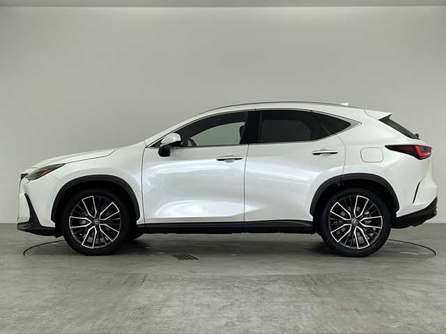 レクサス ＮＸ 350h バージョンL 愛知県 2023(令5)年 0.9万km ソニッククォーツ /パノラマルーフ//ルーフレール//14インチディスプレイオーディオ//Bluetooth//フルセグTV//カラーヘッドアップディスプレイ//タッチトレーサーオペレーション//レクサスセーフティシステムプラス/・プリクラッシュセーフティー/・交差点衝突回避支援/・緊急時操舵支援/・低速時加速抑制/・フロントクロストラフィックアラート/・全車速レーダークルーズコントロール/・発進遅れ告知機能/・アダプティブハイビーム/・BSM//パノラミックビューモニター//パーキングブレーキサポート//パドルシフト//前後ドラレコ内臓デジタルインナーミラー//前席ベンチレーションシート//全席シートヒーター//前席パワーシート//ステアリングヒーター//メモリーシート//パワーバックドア//ビルトインETC2.0//電動格納ミラー//純正20インチアルミホイール//純正LEDオートライト