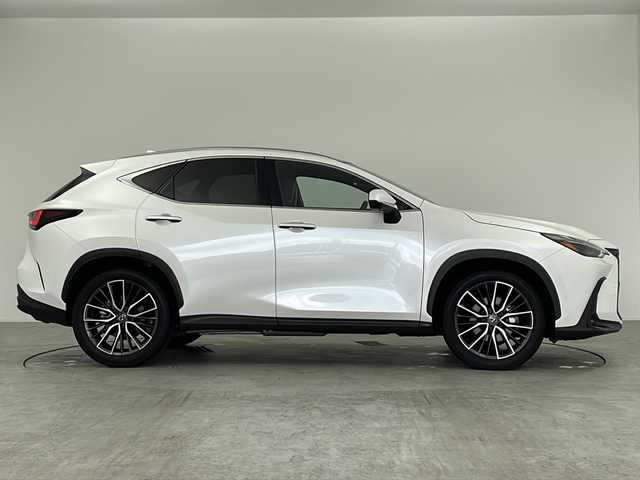 レクサス ＮＸ 350h バージョンL 愛知県 2023(令5)年 0.9万km ソニッククォーツ /パノラマルーフ//ルーフレール//14インチディスプレイオーディオ//Bluetooth//フルセグTV//カラーヘッドアップディスプレイ//タッチトレーサーオペレーション//レクサスセーフティシステムプラス/・プリクラッシュセーフティー/・交差点衝突回避支援/・緊急時操舵支援/・低速時加速抑制/・フロントクロストラフィックアラート/・全車速レーダークルーズコントロール/・発進遅れ告知機能/・アダプティブハイビーム/・BSM//パノラミックビューモニター//パーキングブレーキサポート//パドルシフト//前後ドラレコ内臓デジタルインナーミラー//前席ベンチレーションシート//全席シートヒーター//前席パワーシート//ステアリングヒーター//メモリーシート//パワーバックドア//ビルトインETC2.0//電動格納ミラー//純正20インチアルミホイール//純正LEDオートライト