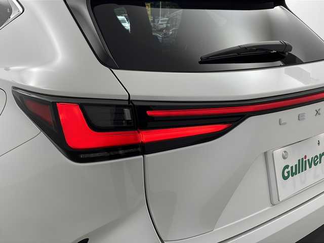 レクサス ＮＸ 350h バージョンL 愛知県 2023(令5)年 0.9万km ソニッククォーツ /パノラマルーフ//ルーフレール//14インチディスプレイオーディオ//Bluetooth//フルセグTV//カラーヘッドアップディスプレイ//タッチトレーサーオペレーション//レクサスセーフティシステムプラス/・プリクラッシュセーフティー/・交差点衝突回避支援/・緊急時操舵支援/・低速時加速抑制/・フロントクロストラフィックアラート/・全車速レーダークルーズコントロール/・発進遅れ告知機能/・アダプティブハイビーム/・BSM//パノラミックビューモニター//パーキングブレーキサポート//パドルシフト//前後ドラレコ内臓デジタルインナーミラー//前席ベンチレーションシート//全席シートヒーター//前席パワーシート//ステアリングヒーター//メモリーシート//パワーバックドア//ビルトインETC2.0//電動格納ミラー//純正20インチアルミホイール//純正LEDオートライト