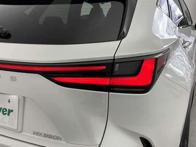 レクサス ＮＸ 350h バージョンL 愛知県 2023(令5)年 0.9万km ソニッククォーツ /パノラマルーフ//ルーフレール//14インチディスプレイオーディオ//Bluetooth//フルセグTV//カラーヘッドアップディスプレイ//タッチトレーサーオペレーション//レクサスセーフティシステムプラス/・プリクラッシュセーフティー/・交差点衝突回避支援/・緊急時操舵支援/・低速時加速抑制/・フロントクロストラフィックアラート/・全車速レーダークルーズコントロール/・発進遅れ告知機能/・アダプティブハイビーム/・BSM//パノラミックビューモニター//パーキングブレーキサポート//パドルシフト//前後ドラレコ内臓デジタルインナーミラー//前席ベンチレーションシート//全席シートヒーター//前席パワーシート//ステアリングヒーター//メモリーシート//パワーバックドア//ビルトインETC2.0//電動格納ミラー//純正20インチアルミホイール//純正LEDオートライト