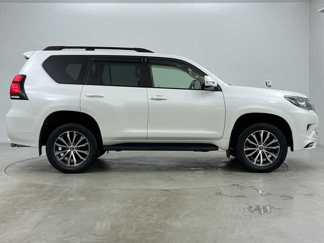 トヨタ ランドクルーザー プラド TX Lパッケージ 道央・札幌 2021(令3)年 3万km ホワイトパールクリスタルシャイン ・4WD/・寒冷地仕様/・社外ナビ/　CD/DVD/BT/USB/・フルセグTV/・バックカメラ/・後席モニター/・アダプティブクルーズコントロール/・TRD前後エアロ/・リアスポイラー/・サイドステップ/・前席パワーシート/・前席シートヒーター/・前席ベンチレーション/・電動格納サードシート/・純正エンジンスターター/・純正前後ドライブレコーダー/・レーンディパーチャーアシスト/・衝突軽減ブレーキ/・オートマチックハイビーム/・オートライト/・LEDヘッドライト/・フォグランプ/・リアフォグランプ/・ワイパーデアイサー/・19インチ純正アルミホイール/・ルーフレール/・ビルトインETC/・スペアキー/・保証書