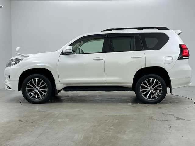トヨタ ランドクルーザー プラド TX Lパッケージ 道央・札幌 2021(令3)年 3万km ホワイトパールクリスタルシャイン ・4WD/・寒冷地仕様/・社外ナビ/　CD/DVD/BT/USB/・フルセグTV/・バックカメラ/・後席モニター/・アダプティブクルーズコントロール/・TRD前後エアロ/・リアスポイラー/・サイドステップ/・前席パワーシート/・前席シートヒーター/・前席ベンチレーション/・電動格納サードシート/・純正エンジンスターター/・純正前後ドライブレコーダー/・レーンディパーチャーアシスト/・衝突軽減ブレーキ/・オートマチックハイビーム/・オートライト/・LEDヘッドライト/・フォグランプ/・リアフォグランプ/・ワイパーデアイサー/・19インチ純正アルミホイール/・ルーフレール/・ビルトインETC/・スペアキー/・保証書