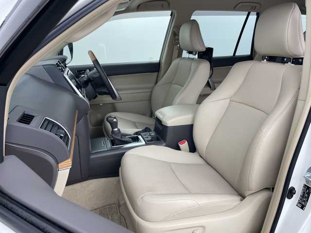 トヨタ ランドクルーザー プラド TX Lパッケージ 道央・札幌 2021(令3)年 3万km ホワイトパールクリスタルシャイン ・4WD/・寒冷地仕様/・社外ナビ/　CD/DVD/BT/USB/・フルセグTV/・バックカメラ/・後席モニター/・アダプティブクルーズコントロール/・TRD前後エアロ/・リアスポイラー/・サイドステップ/・前席パワーシート/・前席シートヒーター/・前席ベンチレーション/・電動格納サードシート/・純正エンジンスターター/・純正前後ドライブレコーダー/・レーンディパーチャーアシスト/・衝突軽減ブレーキ/・オートマチックハイビーム/・オートライト/・LEDヘッドライト/・フォグランプ/・リアフォグランプ/・ワイパーデアイサー/・19インチ純正アルミホイール/・ルーフレール/・ビルトインETC/・スペアキー/・保証書