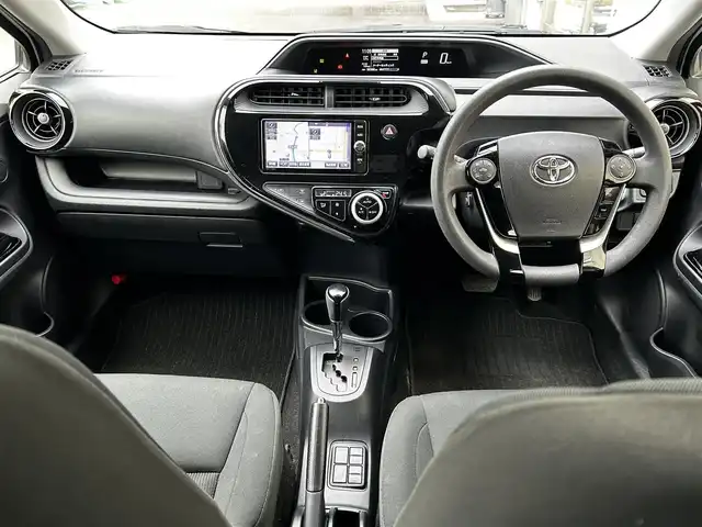 トヨタ アクア S スタイルブラック 大阪府 2018(平30)年 5.1万km ライムホワイトパールクリスタルシャイン 純正ナビ(NSZT-W66T)/CD/DVD/フルセグTV/SD/Bluetooth/バックカメラ/純正ビルトインETC/前後ドライブレコーダー(TZ-D215W)/セーフティセンス/・プリクラッシュセーフティ/・レーンディパーチャーアラート/・オートマチックハイビーム/・先行車発進告知機能/LEDヘッドライト/オートライト/電動格納ミラー/フロアマット/ドアバイザー/プッシュスタート/スマートキー/ブラックファブリックシート/シートリフター/アームレスト（運転席）/取扱説明書/保証書