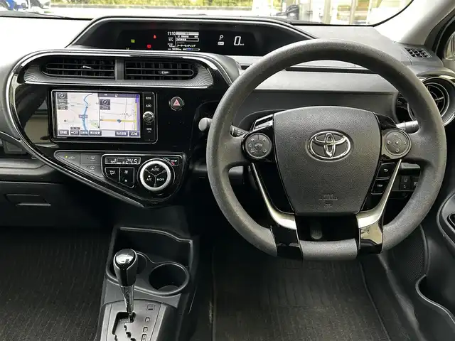 トヨタ アクア S スタイルブラック 大阪府 2018(平30)年 5.1万km ライムホワイトパールクリスタルシャイン 純正ナビ(NSZT-W66T)/CD/DVD/フルセグTV/SD/Bluetooth/バックカメラ/純正ビルトインETC/前後ドライブレコーダー(TZ-D215W)/セーフティセンス/・プリクラッシュセーフティ/・レーンディパーチャーアラート/・オートマチックハイビーム/・先行車発進告知機能/LEDヘッドライト/オートライト/電動格納ミラー/フロアマット/ドアバイザー/プッシュスタート/スマートキー/ブラックファブリックシート/シートリフター/アームレスト（運転席）/取扱説明書/保証書