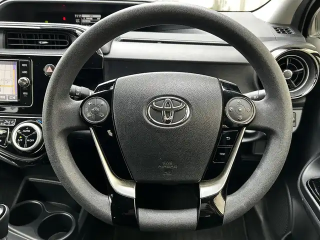 トヨタ アクア S スタイルブラック 大阪府 2018(平30)年 5.1万km ライムホワイトパールクリスタルシャイン 純正ナビ(NSZT-W66T)/CD/DVD/フルセグTV/SD/Bluetooth/バックカメラ/純正ビルトインETC/前後ドライブレコーダー(TZ-D215W)/セーフティセンス/・プリクラッシュセーフティ/・レーンディパーチャーアラート/・オートマチックハイビーム/・先行車発進告知機能/LEDヘッドライト/オートライト/電動格納ミラー/フロアマット/ドアバイザー/プッシュスタート/スマートキー/ブラックファブリックシート/シートリフター/アームレスト（運転席）/取扱説明書/保証書