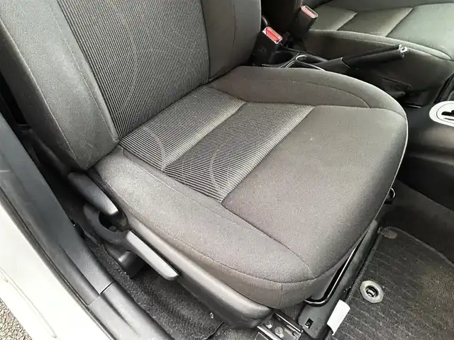 トヨタ アクア S スタイルブラック 大阪府 2018(平30)年 5.1万km ライムホワイトパールクリスタルシャイン 純正ナビ(NSZT-W66T)/CD/DVD/フルセグTV/SD/Bluetooth/バックカメラ/純正ビルトインETC/前後ドライブレコーダー(TZ-D215W)/セーフティセンス/・プリクラッシュセーフティ/・レーンディパーチャーアラート/・オートマチックハイビーム/・先行車発進告知機能/LEDヘッドライト/オートライト/電動格納ミラー/フロアマット/ドアバイザー/プッシュスタート/スマートキー/ブラックファブリックシート/シートリフター/アームレスト（運転席）/取扱説明書/保証書