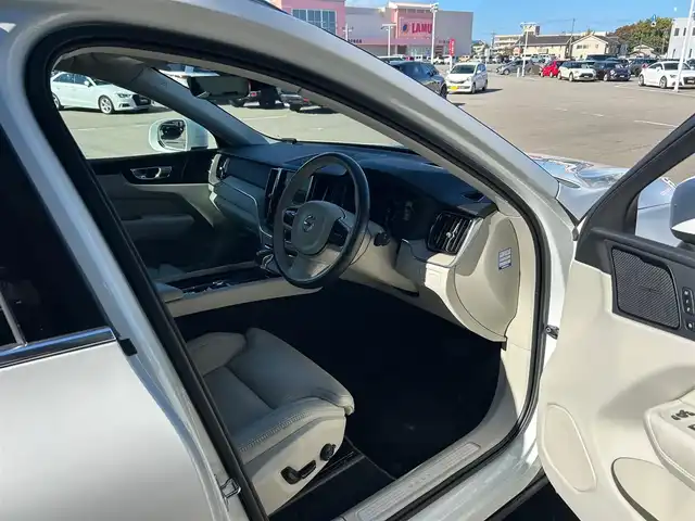 ボルボ ＸＣ６０ D4 AWD インスクリプション 石川県 2020(令2)年 4.8万km パール ワンオーナー/4WD/純正ナビ/　Bluetooth・AM/FM・CD・USB・iPod/harman/kardonプレミアムサウンドシステム/フルセグTV/全方位カメラ/ETC/前後ドライブレコーダー/ヘッドアップディスプレイ/アダプティブクルーズコントロール/全席シートヒーター/エアシート（D+N席）/シートメモリー/パワーシート（D+N席）/ステアリングヒーター/アンチロック・ブレーキ・システム/衝突被害軽減システム/横滑り防止装置/インテリジェントAFS/前後コーナーセンサー/レーンキープアシスト/盗難防止装置/アイドリングストップ/エアバッグ（W+サイド）/カーテンエアバッグ/純正アルミホイール/スマートキー