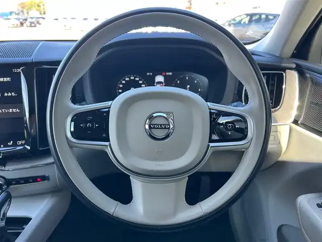 ボルボ ＸＣ６０ D4 AWD インスクリプション 石川県 2020(令2)年 4.8万km パール ワンオーナー/4WD/純正ナビ/　Bluetooth・AM/FM・CD・USB・iPod/harman/kardonプレミアムサウンドシステム/フルセグTV/全方位カメラ/ETC/前後ドライブレコーダー/ヘッドアップディスプレイ/アダプティブクルーズコントロール/全席シートヒーター/エアシート（D+N席）/シートメモリー/パワーシート（D+N席）/ステアリングヒーター/アンチロック・ブレーキ・システム/衝突被害軽減システム/横滑り防止装置/インテリジェントAFS/前後コーナーセンサー/レーンキープアシスト/盗難防止装置/アイドリングストップ/エアバッグ（W+サイド）/カーテンエアバッグ/純正アルミホイール/スマートキー