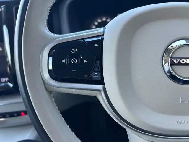 ボルボ ＸＣ６０ D4 AWD インスクリプション 石川県 2020(令2)年 4.8万km パール ワンオーナー/4WD/純正ナビ/　Bluetooth・AM/FM・CD・USB・iPod/harman/kardonプレミアムサウンドシステム/フルセグTV/全方位カメラ/ETC/前後ドライブレコーダー/ヘッドアップディスプレイ/アダプティブクルーズコントロール/全席シートヒーター/エアシート（D+N席）/シートメモリー/パワーシート（D+N席）/ステアリングヒーター/アンチロック・ブレーキ・システム/衝突被害軽減システム/横滑り防止装置/インテリジェントAFS/前後コーナーセンサー/レーンキープアシスト/盗難防止装置/アイドリングストップ/エアバッグ（W+サイド）/カーテンエアバッグ/純正アルミホイール/スマートキー