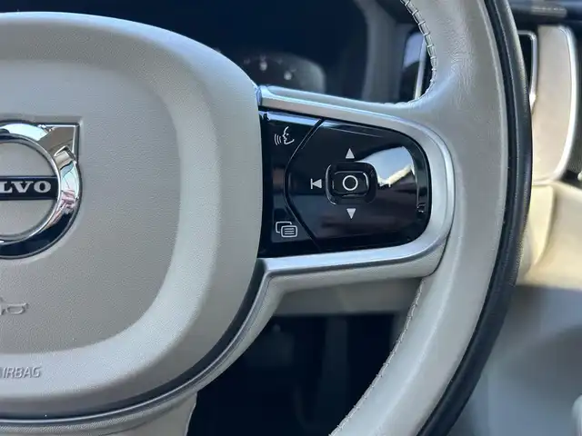 ボルボ ＸＣ６０ D4 AWD インスクリプション 石川県 2020(令2)年 4.8万km パール ワンオーナー/4WD/純正ナビ/　Bluetooth・AM/FM・CD・USB・iPod/harman/kardonプレミアムサウンドシステム/フルセグTV/全方位カメラ/ETC/前後ドライブレコーダー/ヘッドアップディスプレイ/アダプティブクルーズコントロール/全席シートヒーター/エアシート（D+N席）/シートメモリー/パワーシート（D+N席）/ステアリングヒーター/アンチロック・ブレーキ・システム/衝突被害軽減システム/横滑り防止装置/インテリジェントAFS/前後コーナーセンサー/レーンキープアシスト/盗難防止装置/アイドリングストップ/エアバッグ（W+サイド）/カーテンエアバッグ/純正アルミホイール/スマートキー