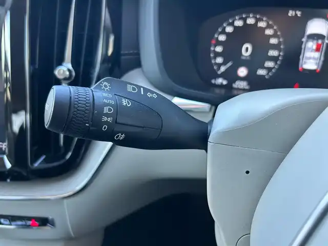 ボルボ ＸＣ６０ D4 AWD インスクリプション 石川県 2020(令2)年 4.8万km パール ワンオーナー/4WD/純正ナビ/　Bluetooth・AM/FM・CD・USB・iPod/harman/kardonプレミアムサウンドシステム/フルセグTV/全方位カメラ/ETC/前後ドライブレコーダー/ヘッドアップディスプレイ/アダプティブクルーズコントロール/全席シートヒーター/エアシート（D+N席）/シートメモリー/パワーシート（D+N席）/ステアリングヒーター/アンチロック・ブレーキ・システム/衝突被害軽減システム/横滑り防止装置/インテリジェントAFS/前後コーナーセンサー/レーンキープアシスト/盗難防止装置/アイドリングストップ/エアバッグ（W+サイド）/カーテンエアバッグ/純正アルミホイール/スマートキー