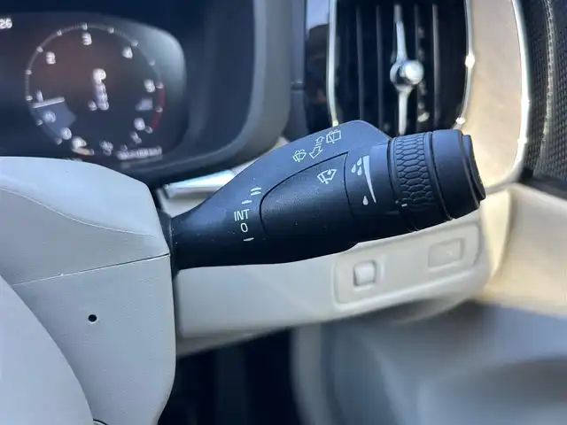 ボルボ ＸＣ６０ D4 AWD インスクリプション 石川県 2020(令2)年 4.8万km パール ワンオーナー/4WD/純正ナビ/　Bluetooth・AM/FM・CD・USB・iPod/harman/kardonプレミアムサウンドシステム/フルセグTV/全方位カメラ/ETC/前後ドライブレコーダー/ヘッドアップディスプレイ/アダプティブクルーズコントロール/全席シートヒーター/エアシート（D+N席）/シートメモリー/パワーシート（D+N席）/ステアリングヒーター/アンチロック・ブレーキ・システム/衝突被害軽減システム/横滑り防止装置/インテリジェントAFS/前後コーナーセンサー/レーンキープアシスト/盗難防止装置/アイドリングストップ/エアバッグ（W+サイド）/カーテンエアバッグ/純正アルミホイール/スマートキー