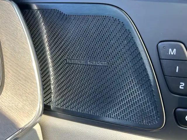 ボルボ ＸＣ６０ D4 AWD インスクリプション 石川県 2020(令2)年 4.8万km パール ワンオーナー/4WD/純正ナビ/　Bluetooth・AM/FM・CD・USB・iPod/harman/kardonプレミアムサウンドシステム/フルセグTV/全方位カメラ/ETC/前後ドライブレコーダー/ヘッドアップディスプレイ/アダプティブクルーズコントロール/全席シートヒーター/エアシート（D+N席）/シートメモリー/パワーシート（D+N席）/ステアリングヒーター/アンチロック・ブレーキ・システム/衝突被害軽減システム/横滑り防止装置/インテリジェントAFS/前後コーナーセンサー/レーンキープアシスト/盗難防止装置/アイドリングストップ/エアバッグ（W+サイド）/カーテンエアバッグ/純正アルミホイール/スマートキー