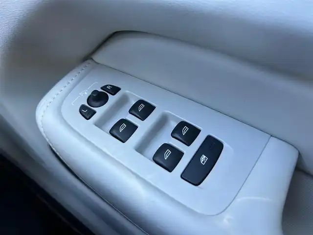 ボルボ ＸＣ６０ D4 AWD インスクリプション 石川県 2020(令2)年 4.8万km パール ワンオーナー/4WD/純正ナビ/　Bluetooth・AM/FM・CD・USB・iPod/harman/kardonプレミアムサウンドシステム/フルセグTV/全方位カメラ/ETC/前後ドライブレコーダー/ヘッドアップディスプレイ/アダプティブクルーズコントロール/全席シートヒーター/エアシート（D+N席）/シートメモリー/パワーシート（D+N席）/ステアリングヒーター/アンチロック・ブレーキ・システム/衝突被害軽減システム/横滑り防止装置/インテリジェントAFS/前後コーナーセンサー/レーンキープアシスト/盗難防止装置/アイドリングストップ/エアバッグ（W+サイド）/カーテンエアバッグ/純正アルミホイール/スマートキー