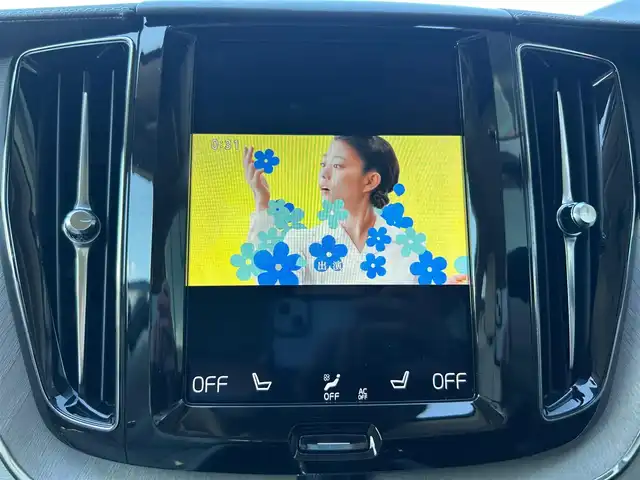 ボルボ ＸＣ６０ D4 AWD インスクリプション 石川県 2020(令2)年 4.8万km パール ワンオーナー/4WD/純正ナビ/　Bluetooth・AM/FM・CD・USB・iPod/harman/kardonプレミアムサウンドシステム/フルセグTV/全方位カメラ/ETC/前後ドライブレコーダー/ヘッドアップディスプレイ/アダプティブクルーズコントロール/全席シートヒーター/エアシート（D+N席）/シートメモリー/パワーシート（D+N席）/ステアリングヒーター/アンチロック・ブレーキ・システム/衝突被害軽減システム/横滑り防止装置/インテリジェントAFS/前後コーナーセンサー/レーンキープアシスト/盗難防止装置/アイドリングストップ/エアバッグ（W+サイド）/カーテンエアバッグ/純正アルミホイール/スマートキー