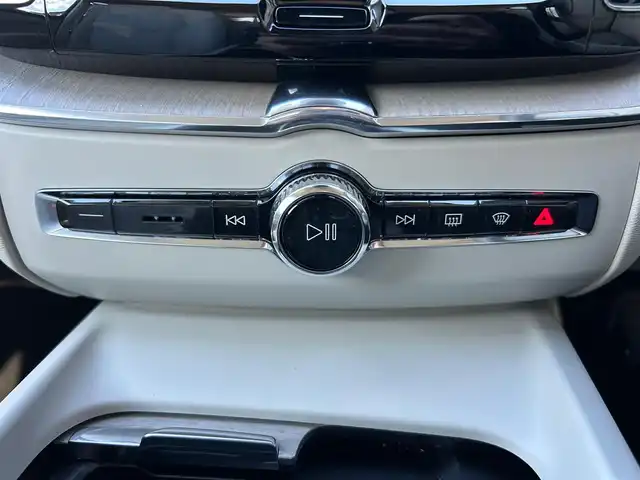 ボルボ ＸＣ６０ D4 AWD インスクリプション 石川県 2020(令2)年 4.8万km パール ワンオーナー/4WD/純正ナビ/　Bluetooth・AM/FM・CD・USB・iPod/harman/kardonプレミアムサウンドシステム/フルセグTV/全方位カメラ/ETC/前後ドライブレコーダー/ヘッドアップディスプレイ/アダプティブクルーズコントロール/全席シートヒーター/エアシート（D+N席）/シートメモリー/パワーシート（D+N席）/ステアリングヒーター/アンチロック・ブレーキ・システム/衝突被害軽減システム/横滑り防止装置/インテリジェントAFS/前後コーナーセンサー/レーンキープアシスト/盗難防止装置/アイドリングストップ/エアバッグ（W+サイド）/カーテンエアバッグ/純正アルミホイール/スマートキー