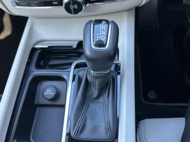 ボルボ ＸＣ６０ D4 AWD インスクリプション 石川県 2020(令2)年 4.8万km パール ワンオーナー/4WD/純正ナビ/　Bluetooth・AM/FM・CD・USB・iPod/harman/kardonプレミアムサウンドシステム/フルセグTV/全方位カメラ/ETC/前後ドライブレコーダー/ヘッドアップディスプレイ/アダプティブクルーズコントロール/全席シートヒーター/エアシート（D+N席）/シートメモリー/パワーシート（D+N席）/ステアリングヒーター/アンチロック・ブレーキ・システム/衝突被害軽減システム/横滑り防止装置/インテリジェントAFS/前後コーナーセンサー/レーンキープアシスト/盗難防止装置/アイドリングストップ/エアバッグ（W+サイド）/カーテンエアバッグ/純正アルミホイール/スマートキー