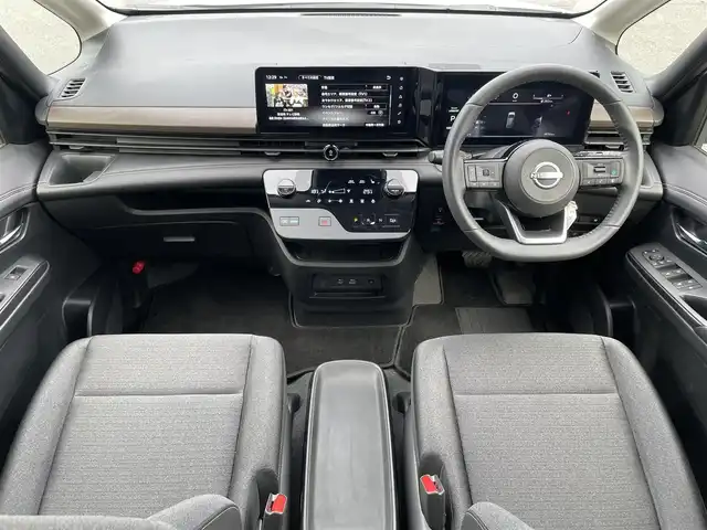 日産 セレナ e－パワー ハイウェイスター V 静岡県 2025(令7)年 0.6万km プリズムホワイト 純正12.3インチディスプレイナビ/　（Bluetooth/AppleCarPlay/AndroidAuto）/フルセグTV/全方位カメラ/バックカメラ/エマージェンシーブレーキ/プロパイロット/レーンキープアシスト/前後コーナーセンサー/両側パワースライドドア/1・2列目シートヒーター/ステアリングヒーター/ブラインドスポットモニター/置くだけ充電/スマートルームミラー/電動パーキングブレーキ/オートブレーキホールド/プッシュスタート/スマートキー/純正ビルトインETC2.0/ナビ連動前後ドライブレコーダー/純正フロアマット