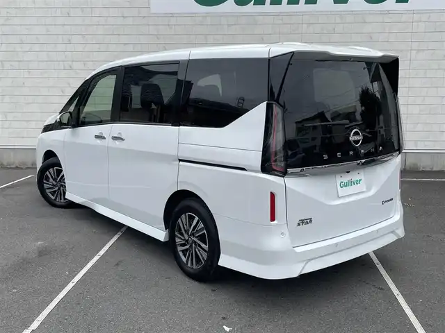 日産 セレナ e－パワー ハイウェイスター V 静岡県 2025(令7)年 0.6万km プリズムホワイト 純正12.3インチディスプレイナビ/　（Bluetooth/AppleCarPlay/AndroidAuto）/フルセグTV/全方位カメラ/バックカメラ/エマージェンシーブレーキ/プロパイロット/レーンキープアシスト/前後コーナーセンサー/両側パワースライドドア/1・2列目シートヒーター/ステアリングヒーター/ブラインドスポットモニター/置くだけ充電/スマートルームミラー/電動パーキングブレーキ/オートブレーキホールド/プッシュスタート/スマートキー/純正ビルトインETC2.0/ナビ連動前後ドライブレコーダー/純正フロアマット