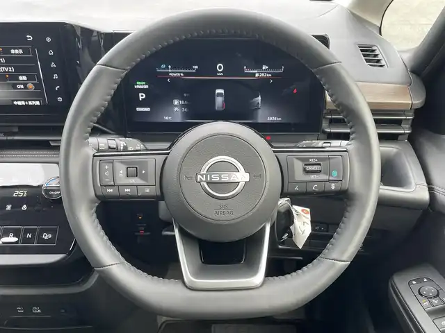 日産 セレナ e－パワー ハイウェイスター V 静岡県 2025(令7)年 0.6万km プリズムホワイト 純正12.3インチディスプレイナビ/　（Bluetooth/AppleCarPlay/AndroidAuto）/フルセグTV/全方位カメラ/バックカメラ/エマージェンシーブレーキ/プロパイロット/レーンキープアシスト/前後コーナーセンサー/両側パワースライドドア/1・2列目シートヒーター/ステアリングヒーター/ブラインドスポットモニター/置くだけ充電/スマートルームミラー/電動パーキングブレーキ/オートブレーキホールド/プッシュスタート/スマートキー/純正ビルトインETC2.0/ナビ連動前後ドライブレコーダー/純正フロアマット