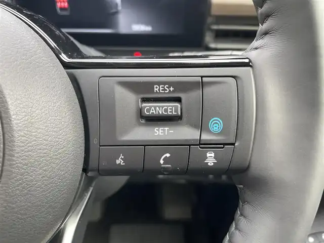 日産 セレナ e－パワー ハイウェイスター V 静岡県 2025(令7)年 0.6万km プリズムホワイト 純正12.3インチディスプレイナビ/　（Bluetooth/AppleCarPlay/AndroidAuto）/フルセグTV/全方位カメラ/バックカメラ/エマージェンシーブレーキ/プロパイロット/レーンキープアシスト/前後コーナーセンサー/両側パワースライドドア/1・2列目シートヒーター/ステアリングヒーター/ブラインドスポットモニター/置くだけ充電/スマートルームミラー/電動パーキングブレーキ/オートブレーキホールド/プッシュスタート/スマートキー/純正ビルトインETC2.0/ナビ連動前後ドライブレコーダー/純正フロアマット