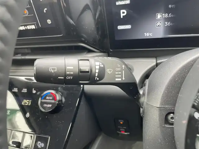 日産 セレナ e－パワー ハイウェイスター V 静岡県 2025(令7)年 0.6万km プリズムホワイト 純正12.3インチディスプレイナビ/　（Bluetooth/AppleCarPlay/AndroidAuto）/フルセグTV/全方位カメラ/バックカメラ/エマージェンシーブレーキ/プロパイロット/レーンキープアシスト/前後コーナーセンサー/両側パワースライドドア/1・2列目シートヒーター/ステアリングヒーター/ブラインドスポットモニター/置くだけ充電/スマートルームミラー/電動パーキングブレーキ/オートブレーキホールド/プッシュスタート/スマートキー/純正ビルトインETC2.0/ナビ連動前後ドライブレコーダー/純正フロアマット