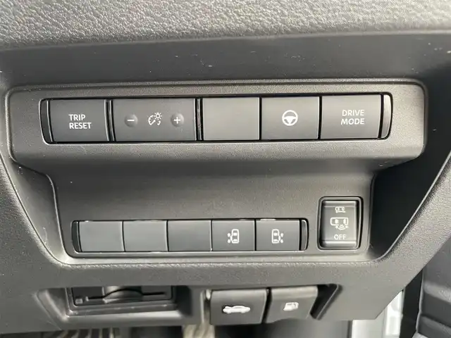 日産 セレナ e－パワー ハイウェイスター V 静岡県 2025(令7)年 0.6万km プリズムホワイト 純正12.3インチディスプレイナビ/　（Bluetooth/AppleCarPlay/AndroidAuto）/フルセグTV/全方位カメラ/バックカメラ/エマージェンシーブレーキ/プロパイロット/レーンキープアシスト/前後コーナーセンサー/両側パワースライドドア/1・2列目シートヒーター/ステアリングヒーター/ブラインドスポットモニター/置くだけ充電/スマートルームミラー/電動パーキングブレーキ/オートブレーキホールド/プッシュスタート/スマートキー/純正ビルトインETC2.0/ナビ連動前後ドライブレコーダー/純正フロアマット