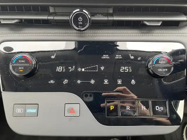 日産 セレナ e－パワー ハイウェイスター V 静岡県 2025(令7)年 0.6万km プリズムホワイト 純正12.3インチディスプレイナビ/　（Bluetooth/AppleCarPlay/AndroidAuto）/フルセグTV/全方位カメラ/バックカメラ/エマージェンシーブレーキ/プロパイロット/レーンキープアシスト/前後コーナーセンサー/両側パワースライドドア/1・2列目シートヒーター/ステアリングヒーター/ブラインドスポットモニター/置くだけ充電/スマートルームミラー/電動パーキングブレーキ/オートブレーキホールド/プッシュスタート/スマートキー/純正ビルトインETC2.0/ナビ連動前後ドライブレコーダー/純正フロアマット